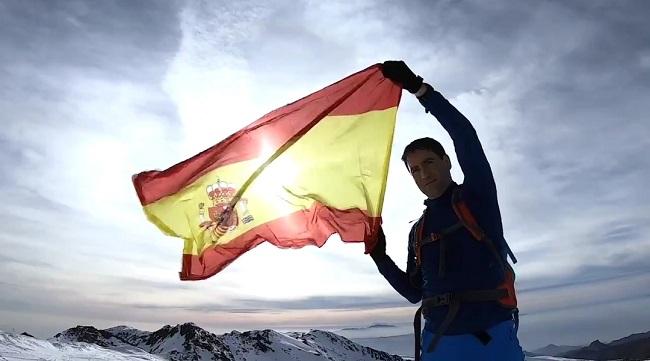 Teodoro García Egea con la bandera de España, en una imagen del vídeo.