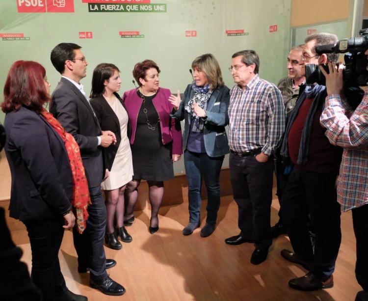 Adriana Lastra, junto los dirigentes provinciales del PSOE.