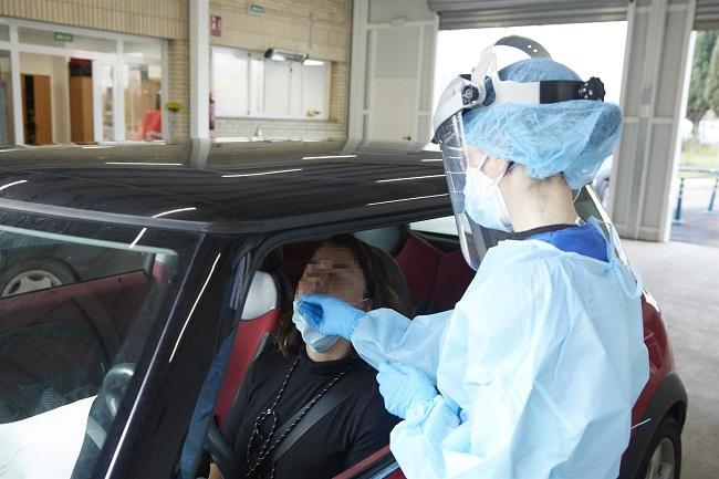 Toma de muestras en un punto 'autocovid'.