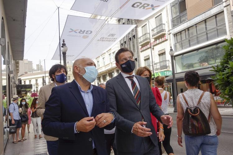 Luis Salvador, en un paseo por Reyes Católicos, tras la instalación de los toldos. 