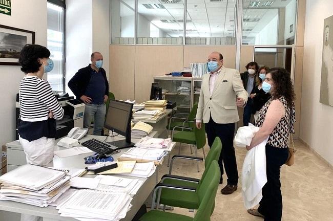 Sebastián Pérez, en su visita a Los Mondragones con Mercedes Robles.