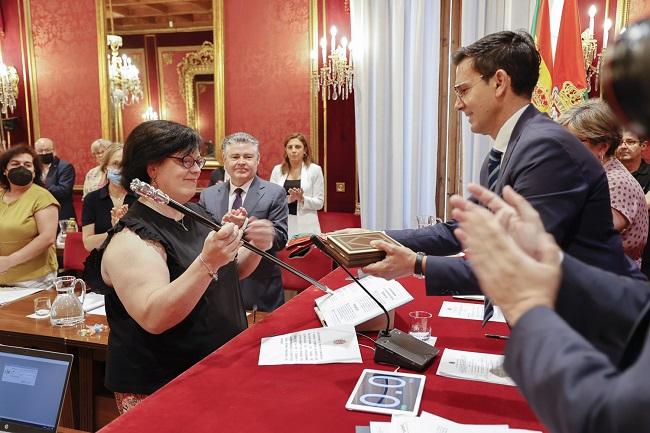 Sandra Rodríguez Salas recibe los honores de concejala durante el pleno de este viernes.