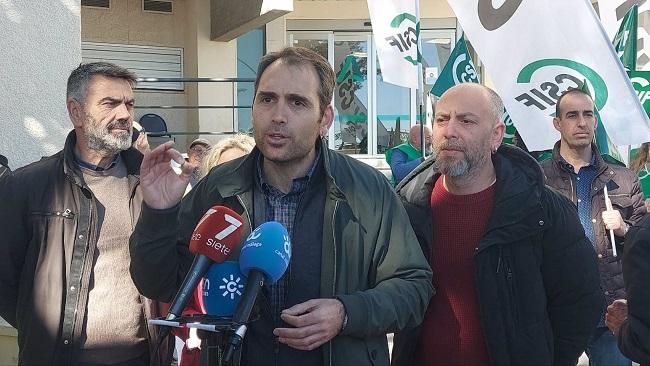 Toni Valero atendiendo a los medios durante una concentración de los sindicatos en defensa de la sanidad pública en Mälaga.