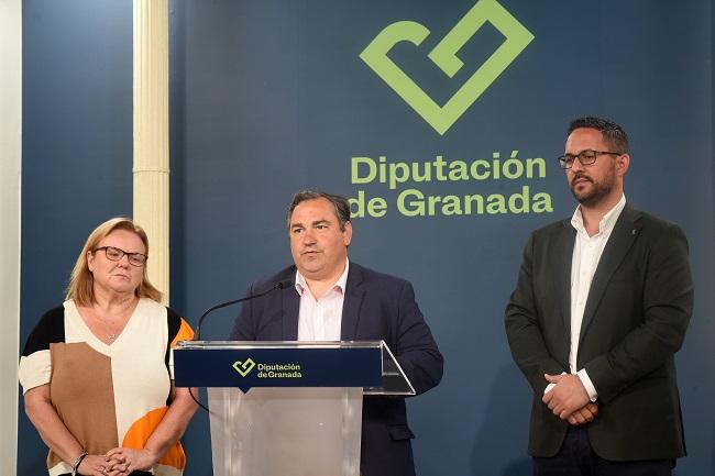 Eduardo Martos con Antonio Mancilla y Ana Álvarez, en rueda de prensa.