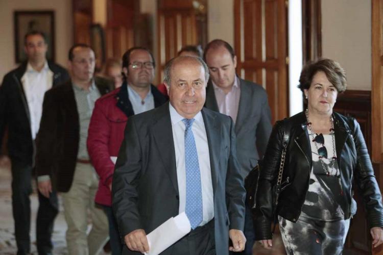 Torres Hurtado acompañado de parte de los ediles ahora imputados, el día que presentó su dimisión como alcalde. Torres Hurtado acompañado de parte de los ediles ahora imputados, el día que presentó su dimisión como alcalde.