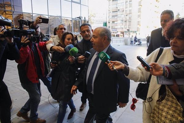 Torres Hurtado llegando a los Juzgados de la Caleta.