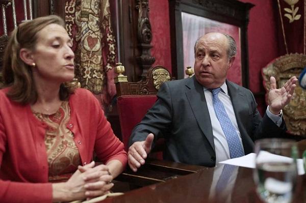 Torres Hurtado e Isabel Nieto, en la comparecencia tras su dimisión en 2016.