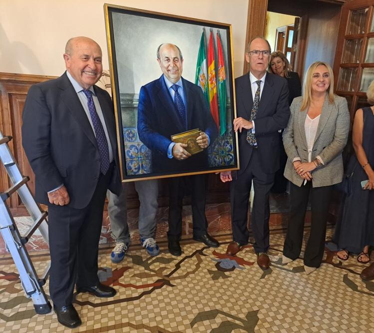 Torres Hurtado posa junto a su retrato con el autor, Carlos Jiménez Martín, y la alcaldesa, Marifrán Carazo.