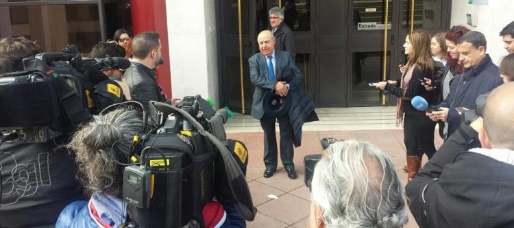 Torres Hurtado sale del Juzgado acompañado de su abogado Pablo Luna.