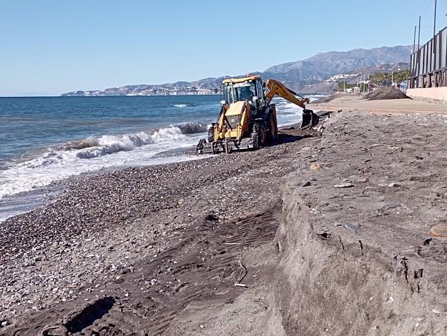 Maquinaria del Ayuntamiento de Motril trabaja en la playa, tras el último temporal.