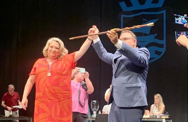 Juan José Ruiz Joya recibe el bastón de mando de manos de Trinidad Herrera.