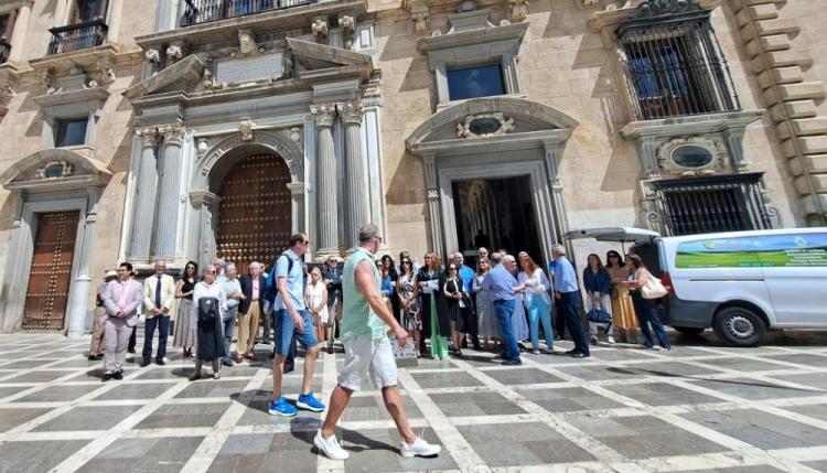 Dos turistas pasean delante de la protesta. 