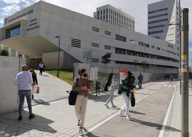 Jóvenes, a las puertas de la Facultad de Ciencias de la Salud.