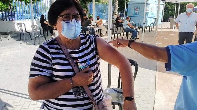 Una mujer recibe la primera dosis de la vacuna en Almuñécar.