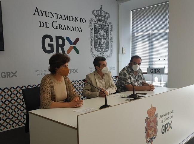 Antonio Cambril con Elisa Cabrerizo y Francisco Puentedura, este miércoles, en rueda de prensa.