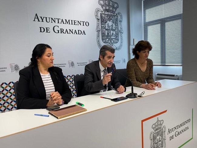 Antonio Cambril, en rueda de prensa junto a Elisa Cabrerizo y Alejandra Durán.