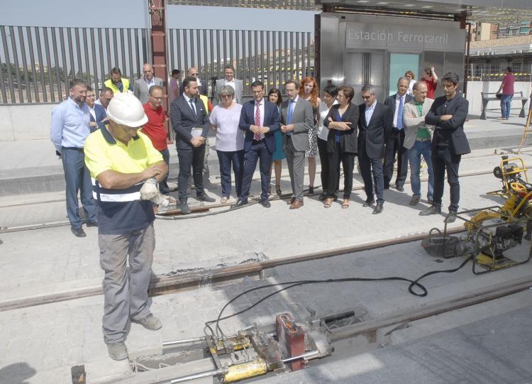 El consejero de Fomento, en la colocación del último tramo del Metro.