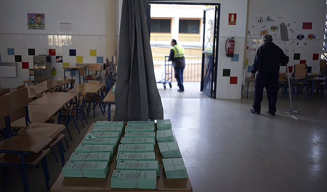 Preparativos en un colegio electoral para las pasadas elecciones al Parlamento andaluz celebradas el 2 de diciembre de 2018, en imagen de archivo.