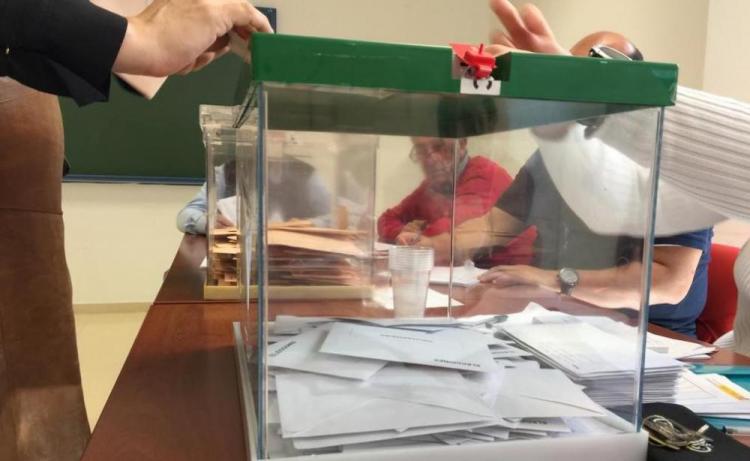 Ejerciendo su derecho al voto.