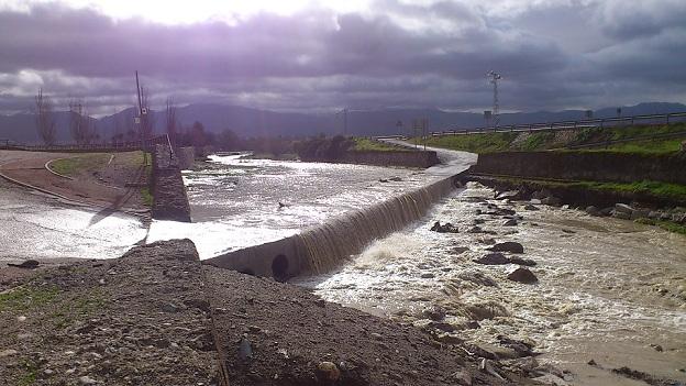 El vado es usado por tractores y coches para cruzar el río, pero presenta riesgos cuando el caudal lo inunda El vado es usado por tractores y coches para cruzar el río, pero presenta riesgos cuando el caudal lo inunda.