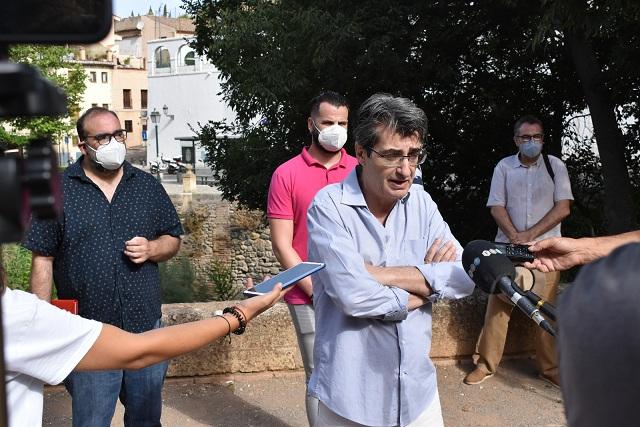 Antonio Cambril, junto al Darro, en el acto reivindicativo de este lunes. 