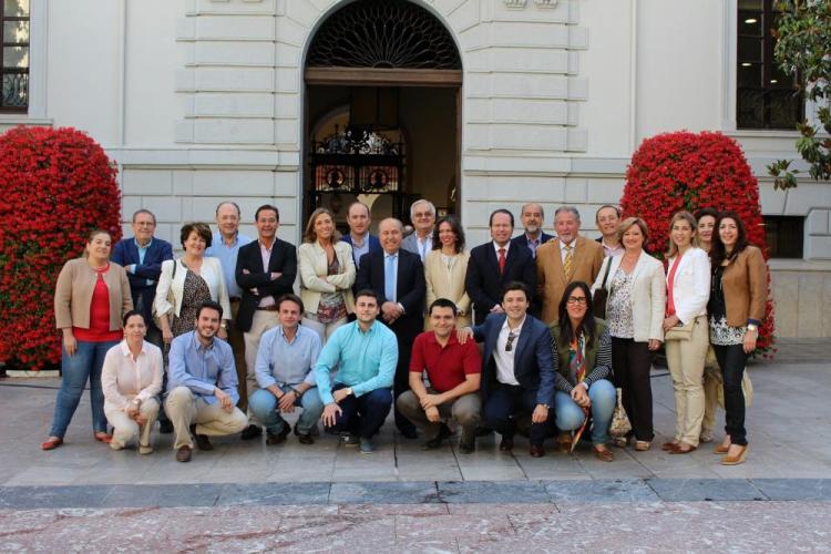 Torres Hurtado con su equipo de gobierno y resto de candidatos.