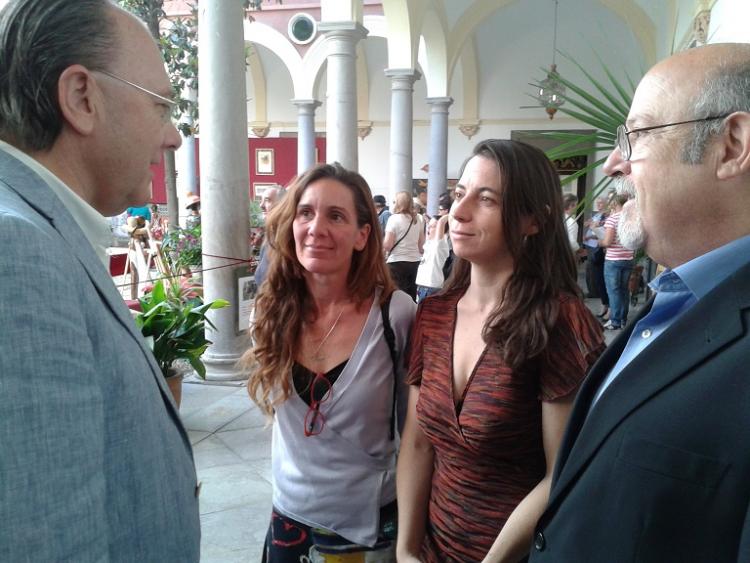 Marta Gutiérrez, con Luis de Haro y Pilar Rivas, charla con Eduardo Caracuel.