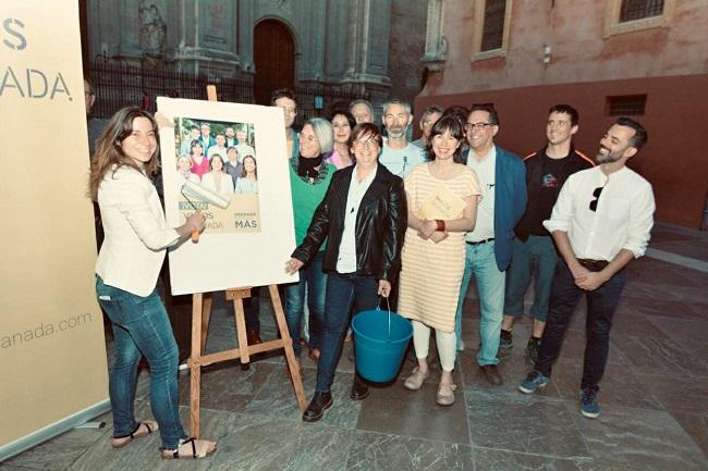 Vamos Granada ha hecho una pegada simbólica de carteles en las Pasiegas.