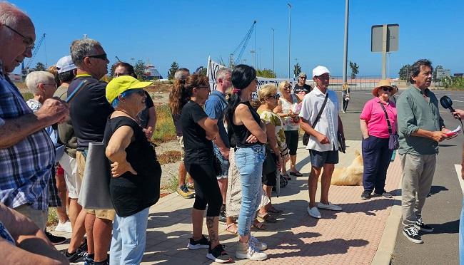 El portavoz de IU-Verdes Equo Motril con vecinos de Varadero.