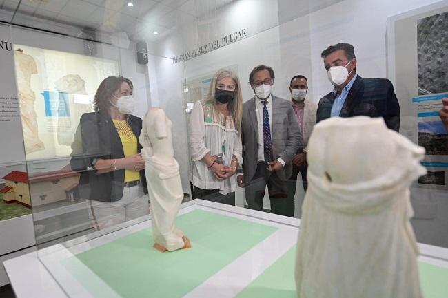De izquierda a derecha, Mari Carmen Pérez (IU), la consejera Patricia del Pozo, el delegado Antonio Granados, Francisco Rodríguez (PP) y el alcalde, Armando Moya. Patricia del Pozo durante la visita.
