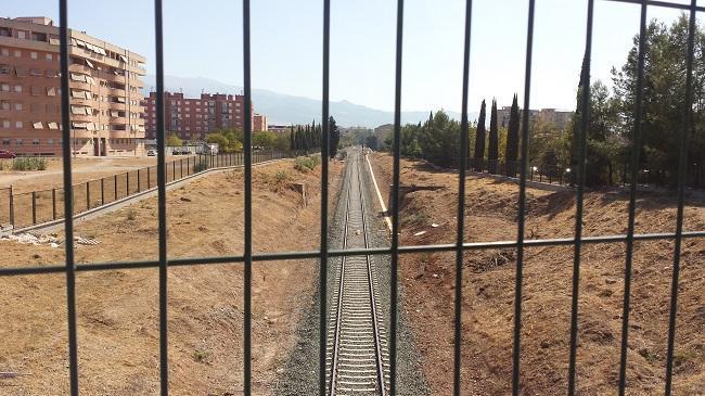 Las vías del tren a su entrada por el Cerrillo de Maracena.