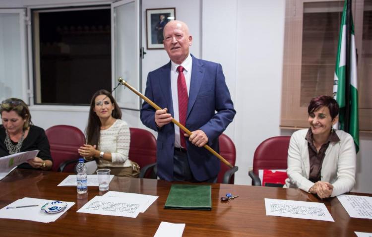 El nuevo alcalde socialista de Villamena, con el bastón de mando. El nuevo alcalde socialista, con el bastón de mando.