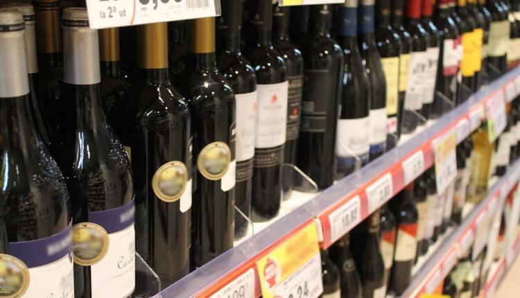 Botellas de vino, que se libra de la prohibición, en una estantería de supermercado.