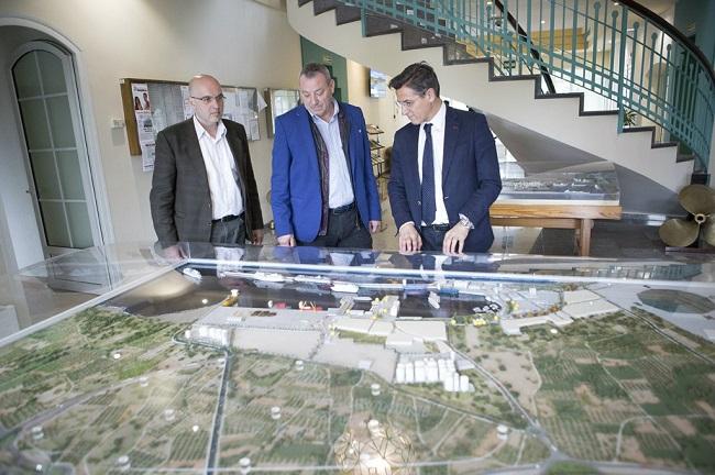 Luis Salvador y Raúl Fernández con el presidente de la Autoridad Portuaria de Motril.