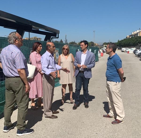 Los ediles socialistas, con representantes de vecinos y Gremial del Taxi, en su visita a la zona.