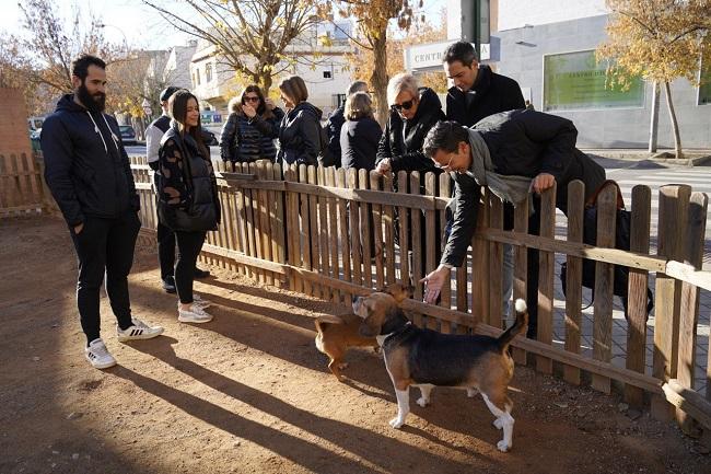 Ediles socialistas, en su visita a la calle Amberes.