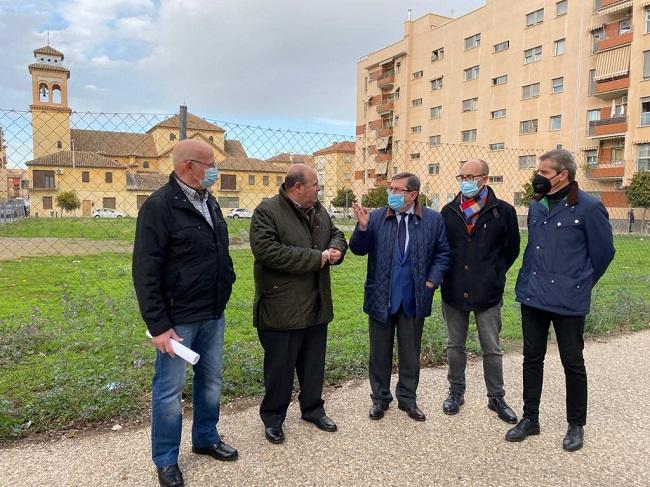 Los representantes del PP, en su visita al Zaidín.