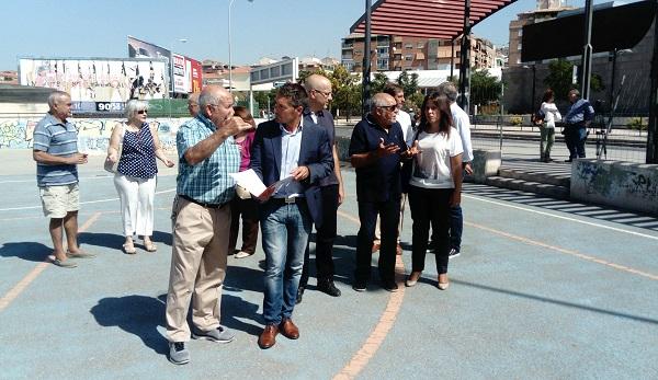 Los ediles de Cs con representantes de los vecinos en su visita al botellódromo.