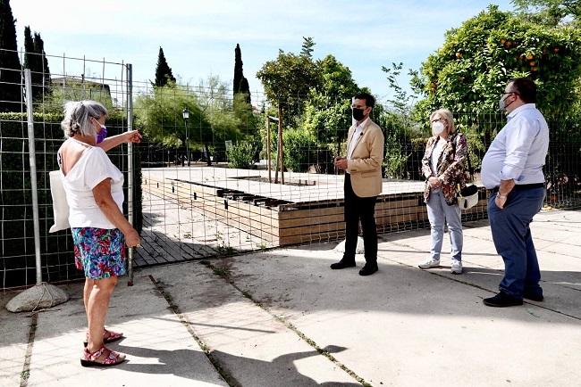 Francisco Cuenca y María de Leyva, en su visita al parque con vecinos del Realejo.