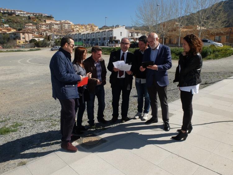 Los representantes del PSOE en su visita a Cenes.