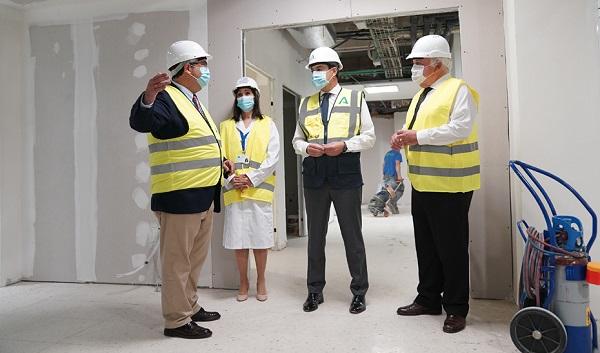 Juan Manuel Moreno, este viernes, en una visita al Hospital Regional de Málaga. 