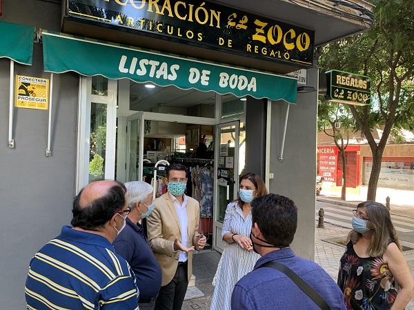 Cuenca, con Raquel Ruz, en su visita al barrio de Doctores.