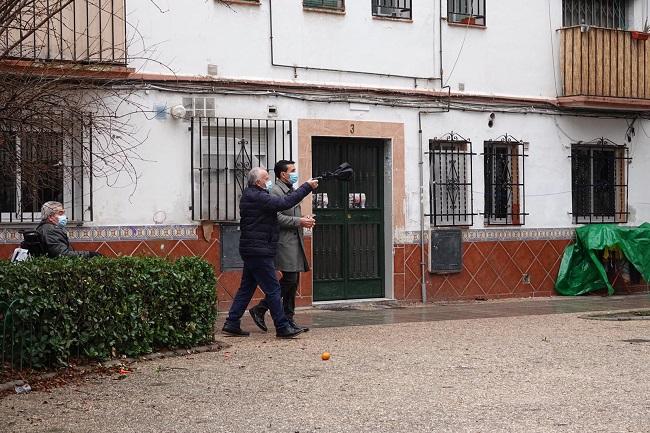 Cuenca, en su visita a La Chana, con el presidente de la asociación de vecinos. Cuenca, en su visita a La Chana, con el presidente de la asociación de vecinos.