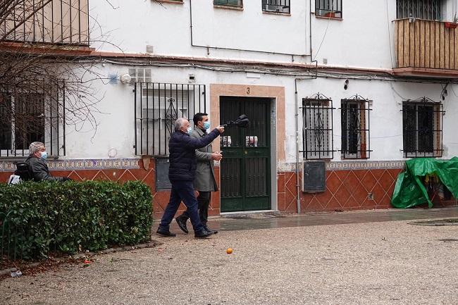 Cuenca, en su visita a La Chana, con el presidente de la asociación de vecinos.