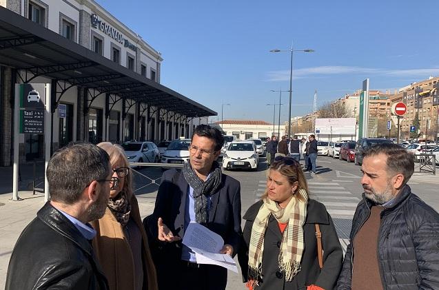 Ediles socialistas junto a la estación de tren.