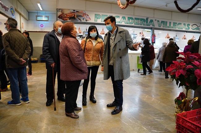 Paco Cuenca conversa con clientes de Merca 80.