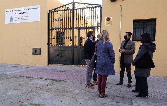 Miembros del PSOE, en la puerta del centro de formación y empleo Miembros del PSOE, en la puerta del centro de formación y empleo.