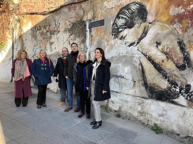 Socialistas con representantes vecinales ante el mural de El Niño de las Pinturas.