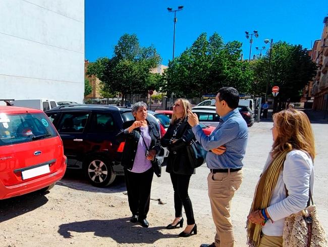 La candidata del PP a la Alcaldía de Granada, Marifrán Carazo, en su visita a Santa Adela.