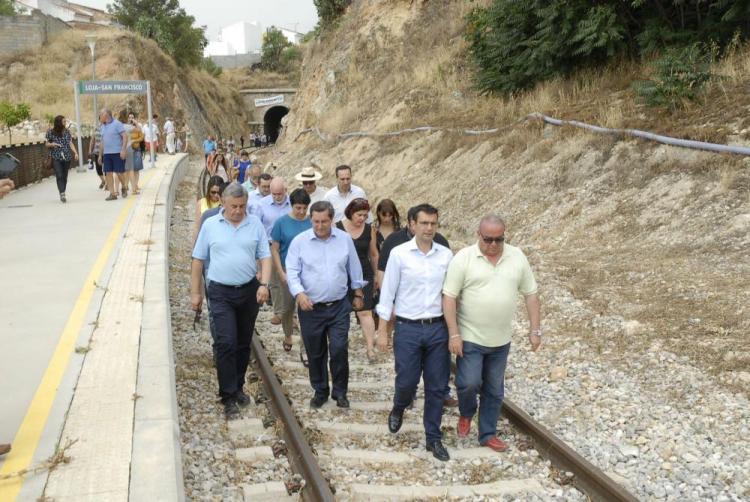 El alcalde y el presidente de la Diputación han encabezado la acción reivindicativa. El alcalde y el presidente de la Diputación han encabezado la acción reivindicativa.